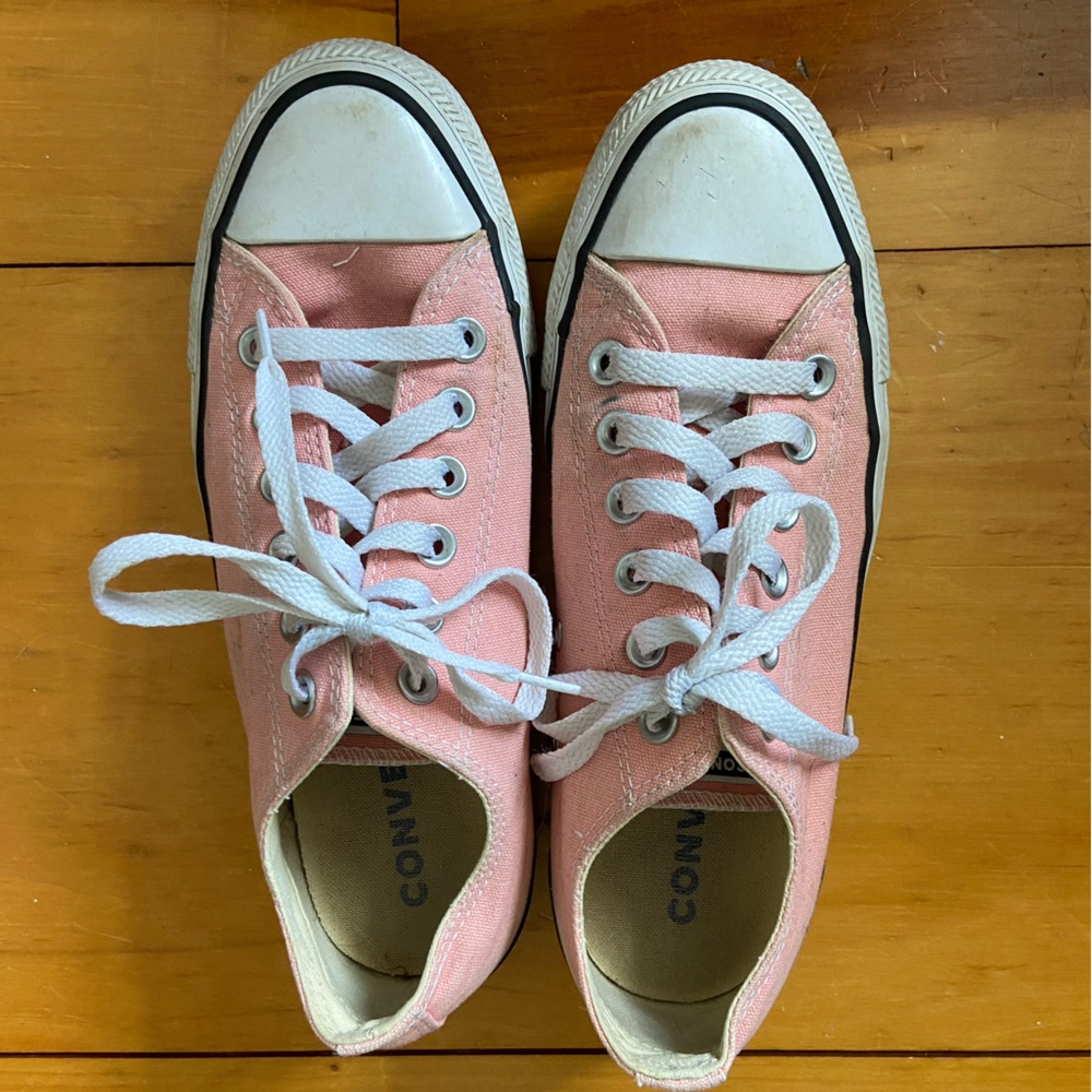 Low top pink Converse